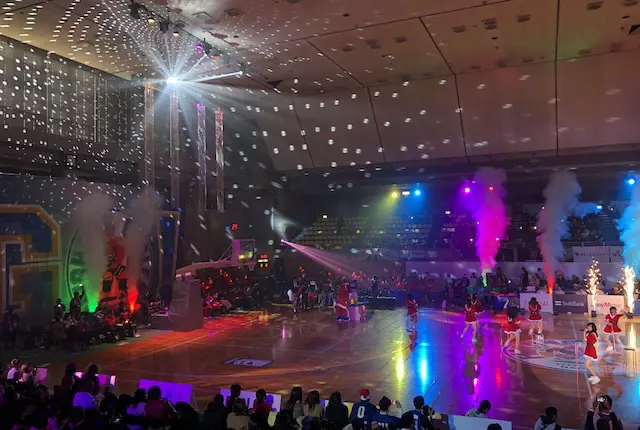ミラーボールが輝く枇杷島スポーツセンター