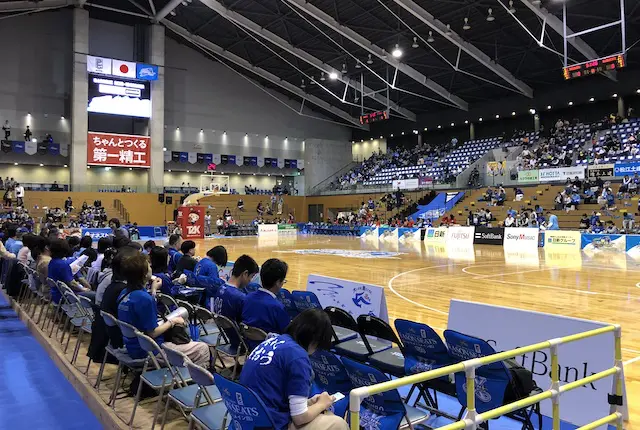 松江市総合体育館のコートサイド席