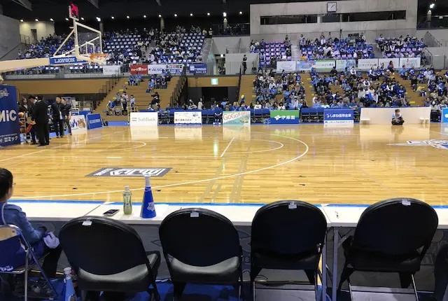 松江市総合体育館のベンチ横の席