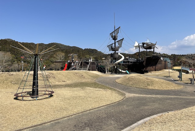筑紫野市総合公園の海賊船遊具