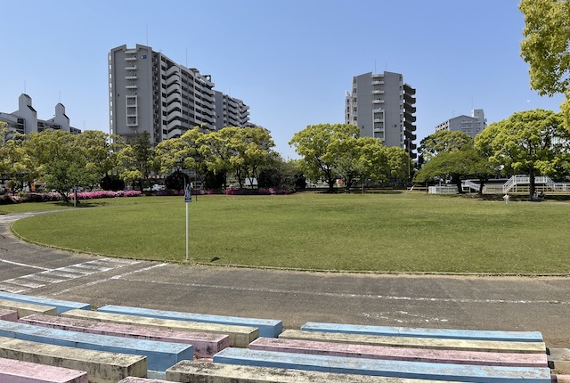 楕円形の芝生広場
