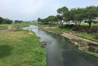 鴨川河畔公園（熊本県菊池市）大型遊具や川遊びで人気