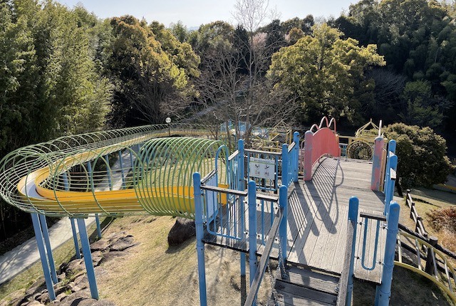 高田濃施山公園のローラーすべり台