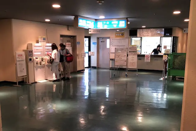 熊本市総合体育館のプール入口