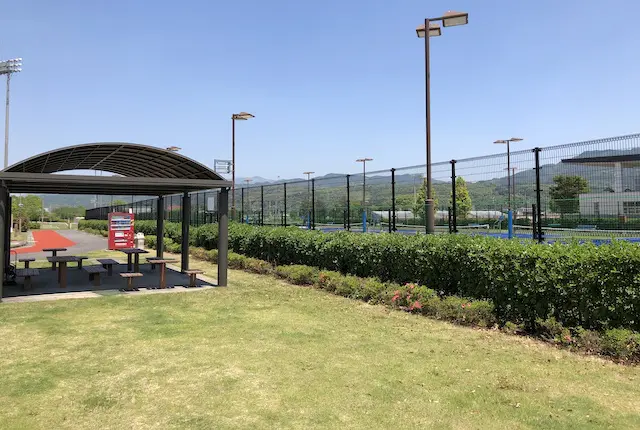 益城町総合運動公園テニスコート前の休憩場所