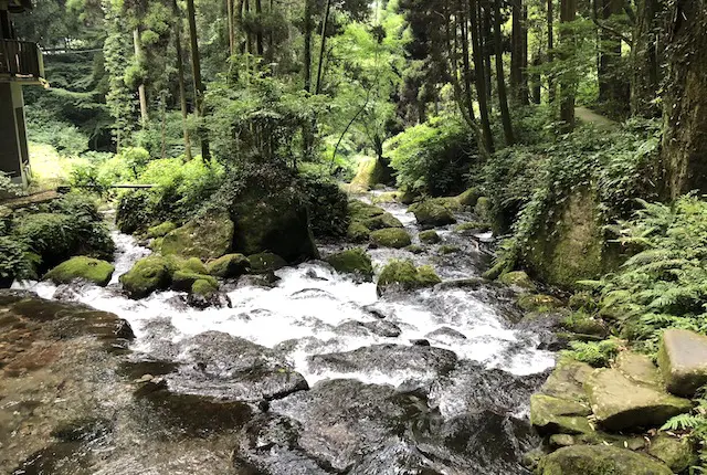 白糸の滝から流れる川