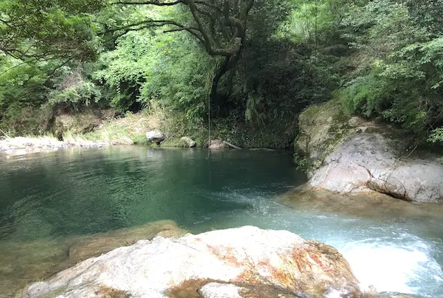 岳間渓谷の川遊びプール