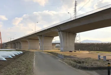みらい大橋公園（熊本県菊陽町）橋脚がアートスポットになりそうな場所