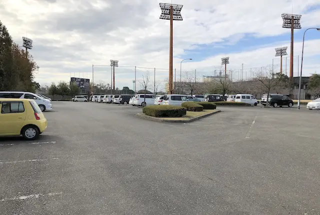 県営八代野球場の駐車場