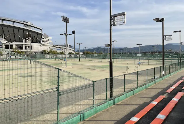 松山中央公園のテニスコート