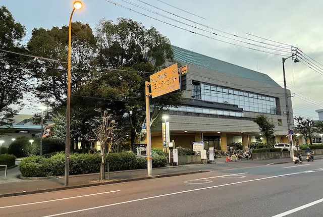 松山市総合コミュニティセンターの駐車場入口