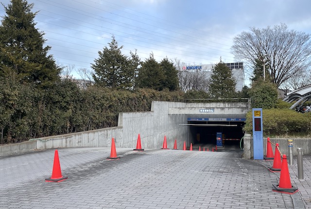 横浜国際プールの駐車場入口