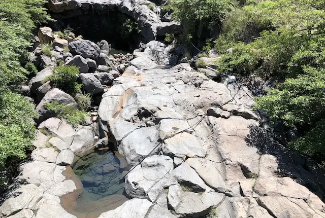 仙酔峡の岩場に溜まる水
