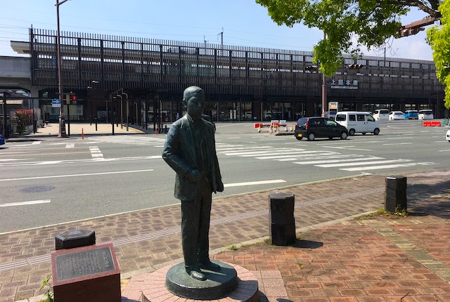 上熊本駅と漱石像